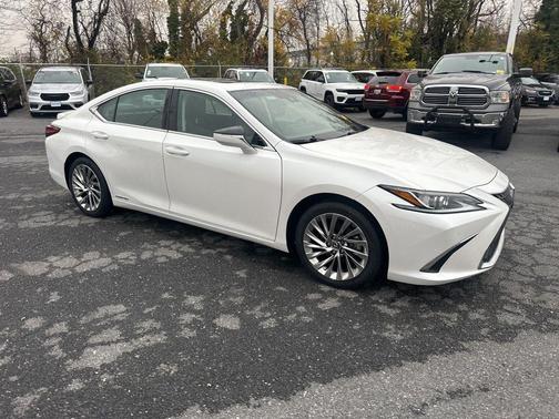 2022 Lexus ES 300h Luxury