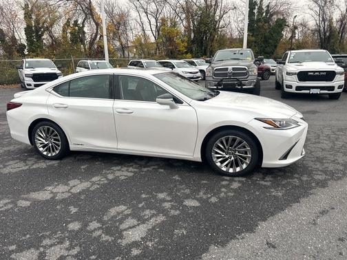 2022 Lexus ES 300h Luxury