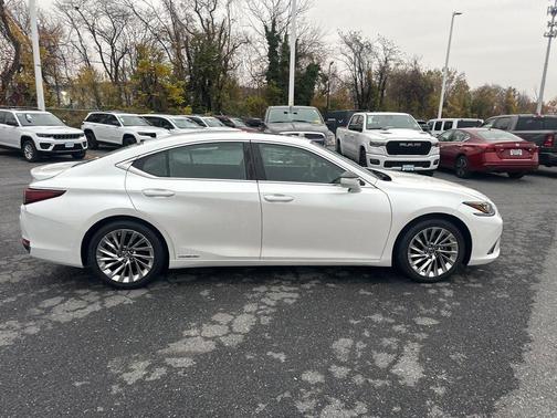 2022 Lexus ES 300h Luxury