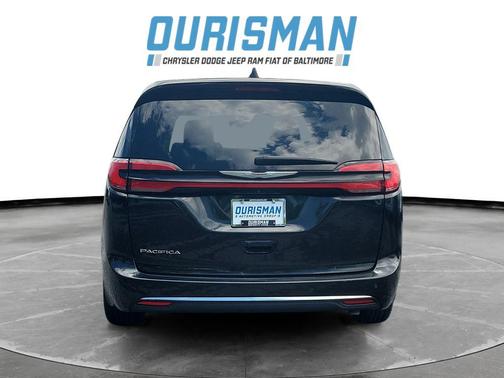 Brilliant Black Crystal Pearlcoat 2023 Chrysler Pacifica Touring L