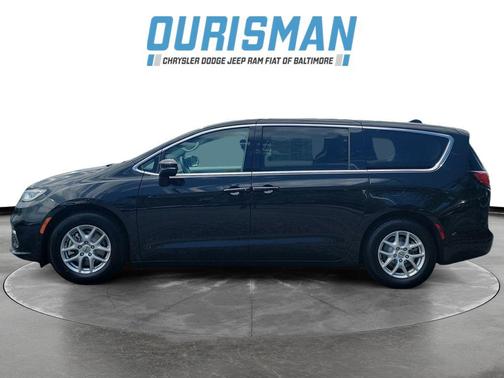 Brilliant Black Crystal Pearlcoat 2023 Chrysler Pacifica Touring L