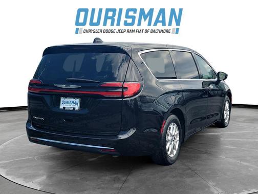 Brilliant Black Crystal Pearlcoat 2023 Chrysler Pacifica Touring L