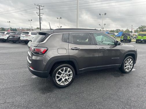 2022 Jeep Compass Latitude Lux