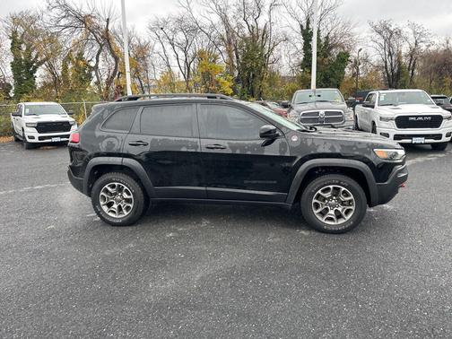 2023 Jeep Cherokee Trailhawk