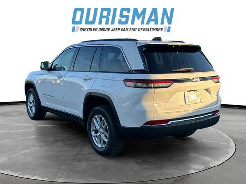 Bright White Clearcoat 2025 Jeep Grand Cherokee Laredo