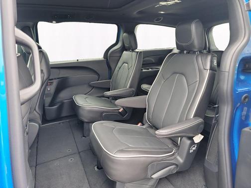 Hydro Blue Pearlcoat 2027 Chrysler Pacifica Limited