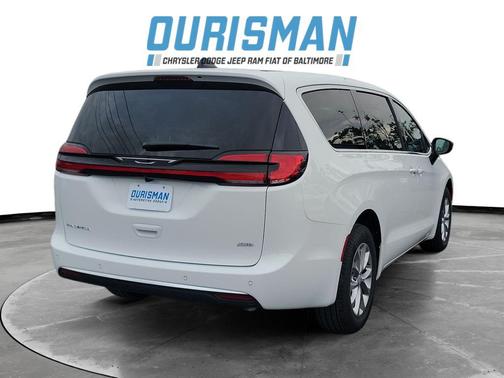 Bright White Clearcoat 2027 Chrysler Pacifica L