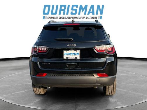 Diamond Black Crystal Pearlcoat 2026 Jeep Compass Latitude