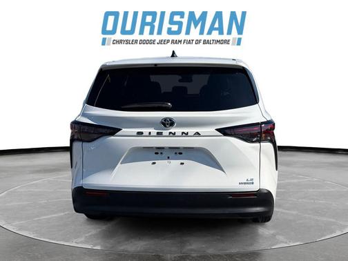 2024 Toyota Sienna LE