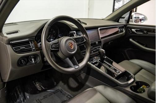 2023 Porsche Macan Base