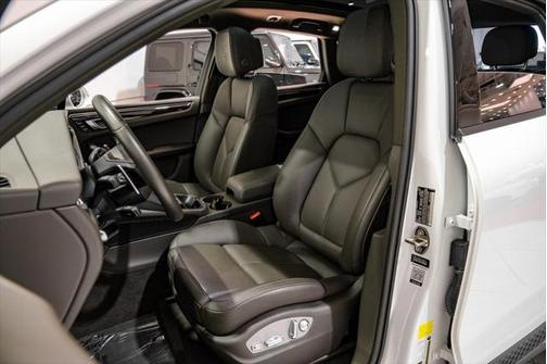 2023 Porsche Macan Base