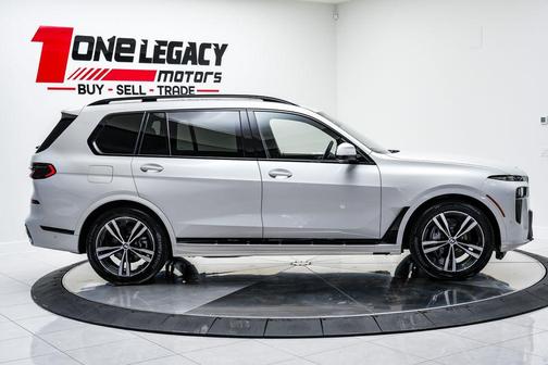 Mineral White Metallic 2025 BMW X7 xDrive40i