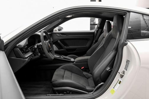 2025 Porsche 911 Carrera 4 GTS