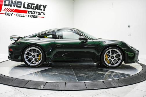 Oak Green Metallic Neo 2026 Porsche 911 GT3