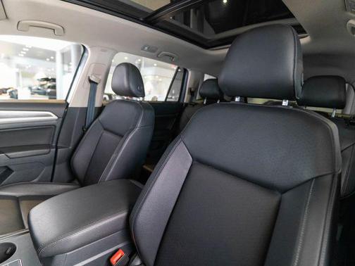 Platinum Gray Metallic 2019 Volkswagen Atlas 3.6L SE w/Technology