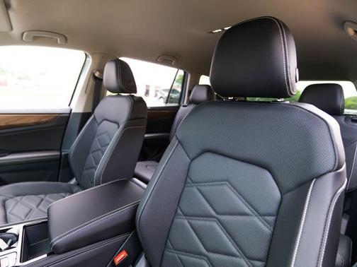 Silver Mist Metallic 2026 Volkswagen Atlas 2.0T SE w/Technology 4MOTION