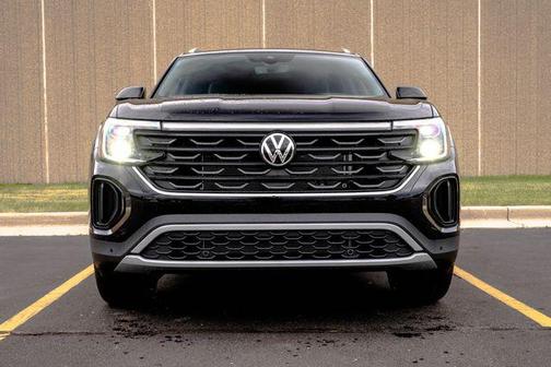 deep black pearl 2026 Volkswagen Atlas Cross Sport 2.0T SE w/Technology 4MOTION