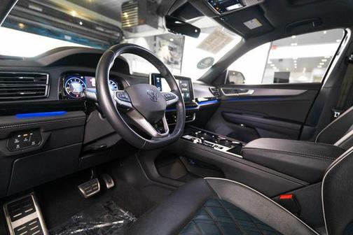Deep Black Pearl 2025 Volkswagen Atlas Cross Sport 2.0T SEL Premium