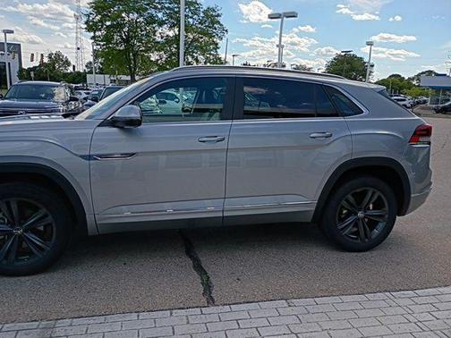 Pyrite Silver Metallic 2022 Volkswagen Atlas Cross Sport 3.6L V6 SEL R-Line