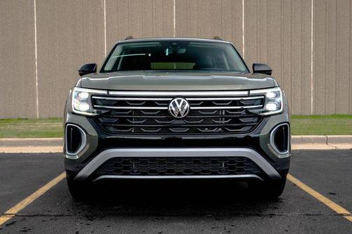 avocado green pearl 2026 Volkswagen Atlas Peak Edition