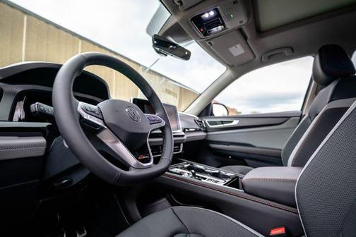 avocado green pearl 2026 Volkswagen Atlas Peak Edition