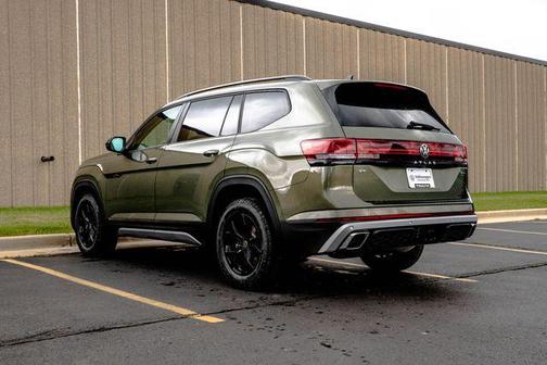 avocado green pearl 2026 Volkswagen Atlas Peak Edition