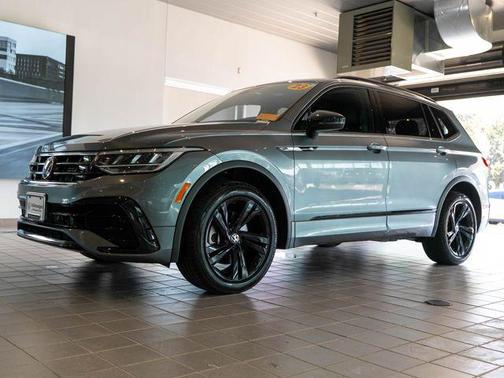 Platinum Gray Metallic 2023 Volkswagen Tiguan 2.0T SE R-Line Black 4MOTION