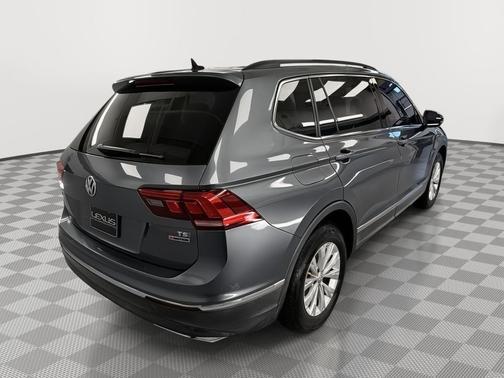 Platinum Gray Metallic 2018 Volkswagen Tiguan 2.0T SE 4MOTION