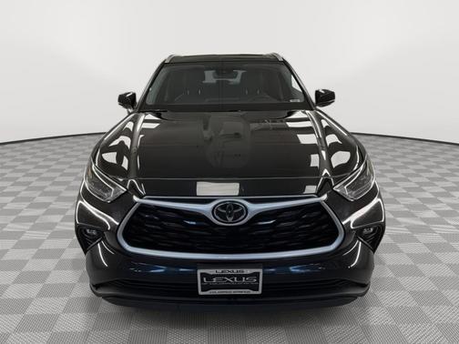 Midnight Black Metallic 2022 Toyota Highlander XLE