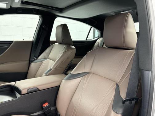 2025 Lexus ES 300h Luxury