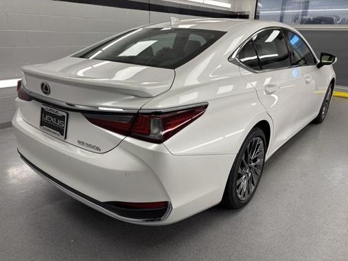 2025 Lexus ES 300h Luxury