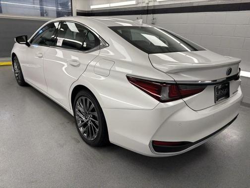 2025 Lexus ES 300h Luxury