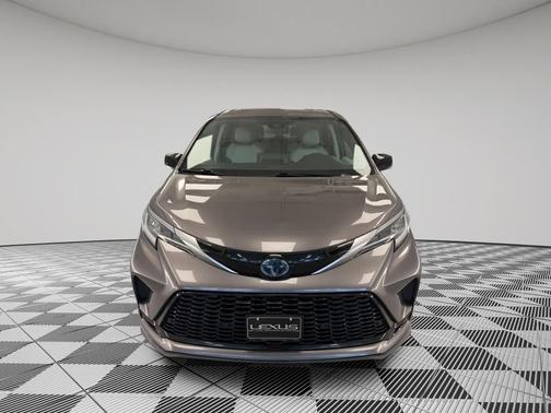 2021 Toyota Sienna XSE 7 Passenger