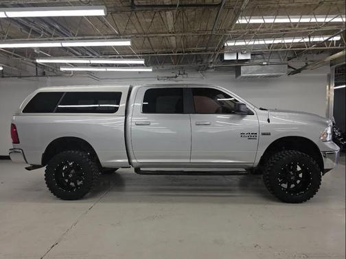 Bright Silver Metallic Clearcoat 2019 RAM 1500 SLT