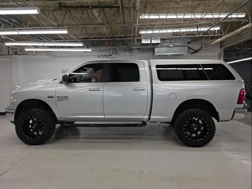Bright Silver Metallic Clearcoat 2019 RAM 1500 SLT