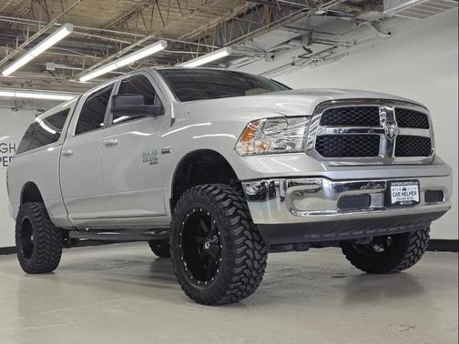 Bright Silver Metallic Clearcoat 2019 RAM 1500 SLT