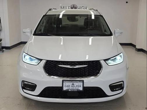 White 2022 Chrysler Pacifica Touring L