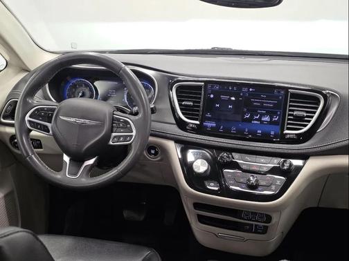 White 2022 Chrysler Pacifica Touring L