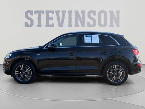 Mythos Black Metallic 2020 Audi Q5 e 55 Premium