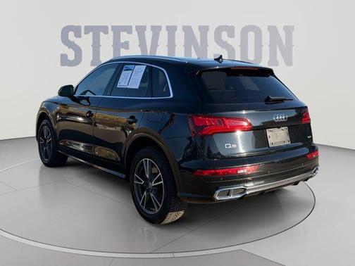 Mythos Black Metallic 2020 Audi Q5 e 55 Premium