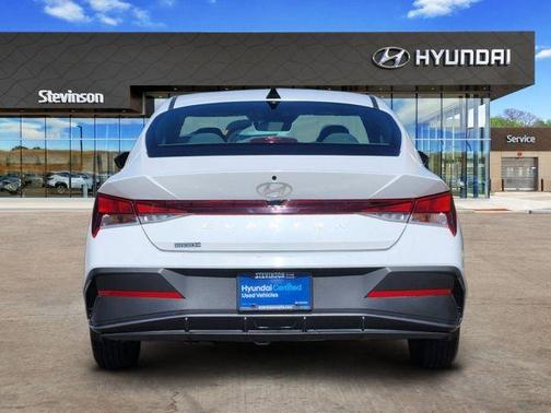 2024 Hyundai ELANTRA SE