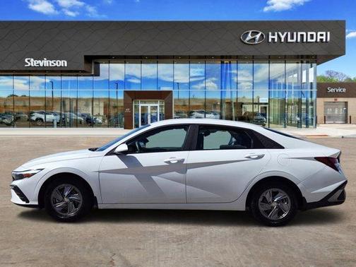 2024 Hyundai ELANTRA SE