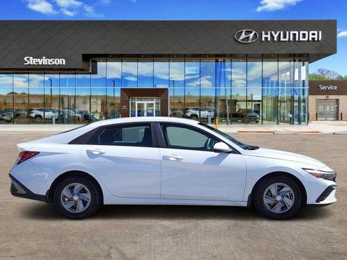 2024 Hyundai ELANTRA SE