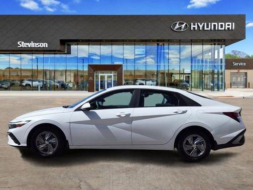 2024 Hyundai ELANTRA SE