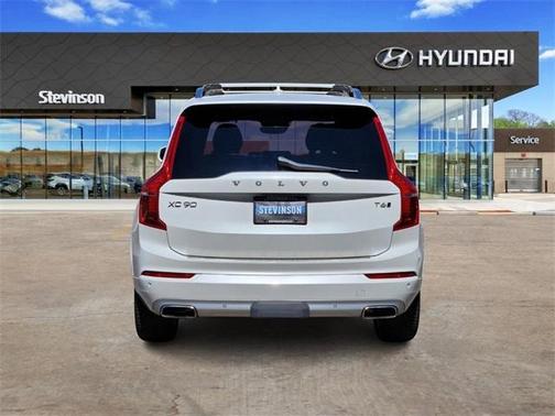 2016 Volvo XC90 T6 Momentum
