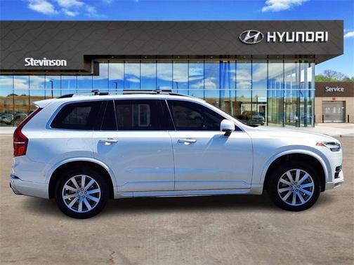 2016 Volvo XC90 T6 Momentum