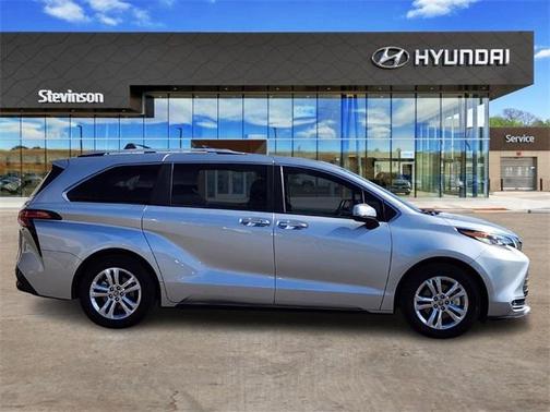 2023 Toyota Sienna Platinum 7 passenger