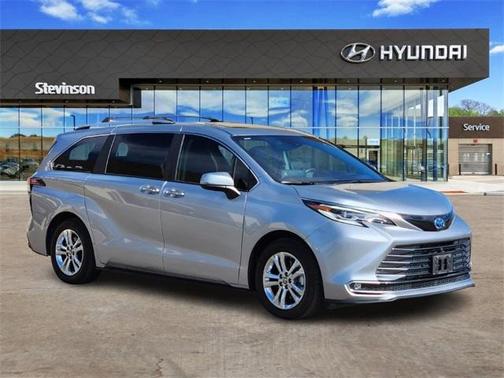 2023 Toyota Sienna Platinum 7 passenger