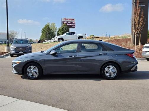 2024 Hyundai ELANTRA SE