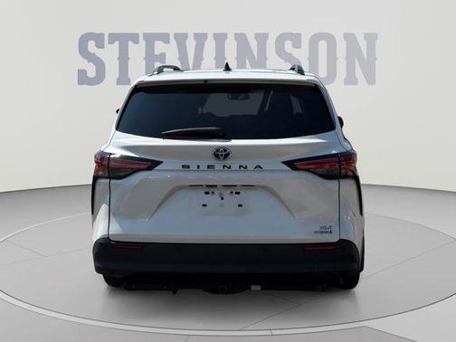 Wind Chill Pearl 2022 Toyota Sienna XLE